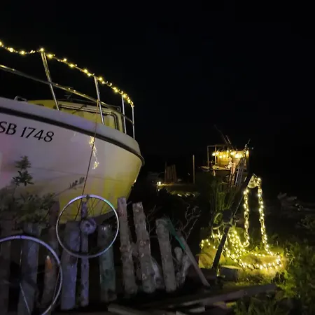 Lüks kamp alanı Bushcraft Glamping Mon With Stunning Sunrise View Askeby